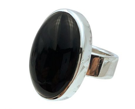 Onyx cabochon geslepen in zilver ring