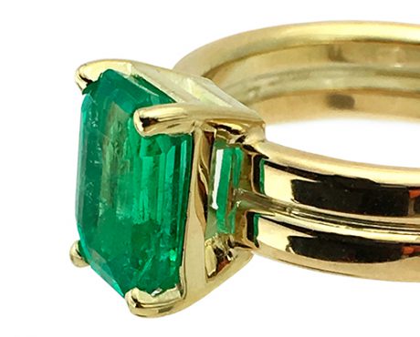Smaragd helder groen gezet in caton op dubbele ring
